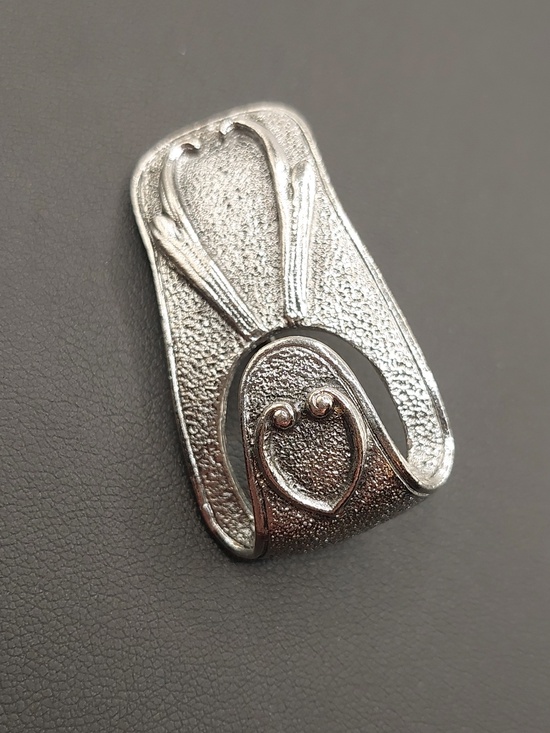 Sarah Coventry Jewelry - Sarah Coventry Vintage 1973 Hammered Silvertone Glasses Holder Heart Brooch Pin